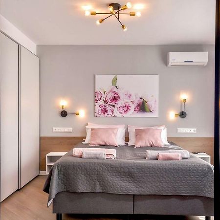 ROSÉ one bedroom designer apartment in city centre Sofia Buitenkant foto