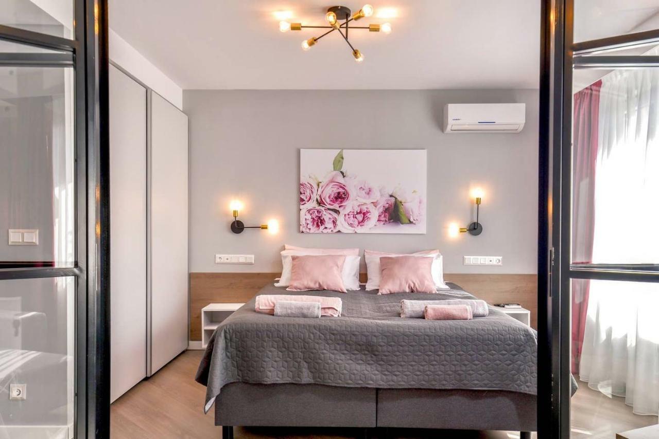 ROSÉ one bedroom designer apartment in city centre Sofia Buitenkant foto