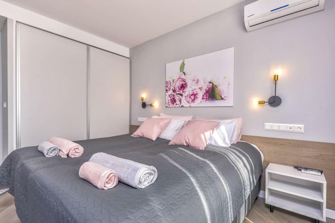 ROSÉ one bedroom designer apartment in city centre Sofia Buitenkant foto
