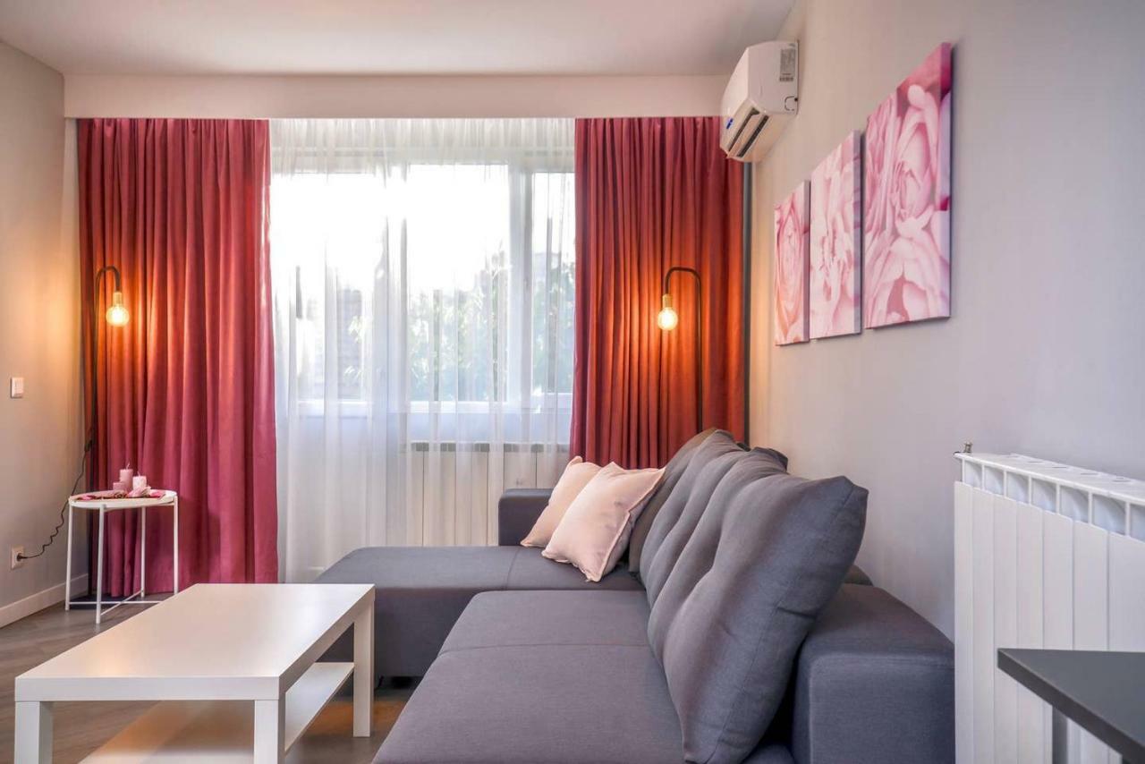 ROSÉ one bedroom designer apartment in city centre Sofia Buitenkant foto