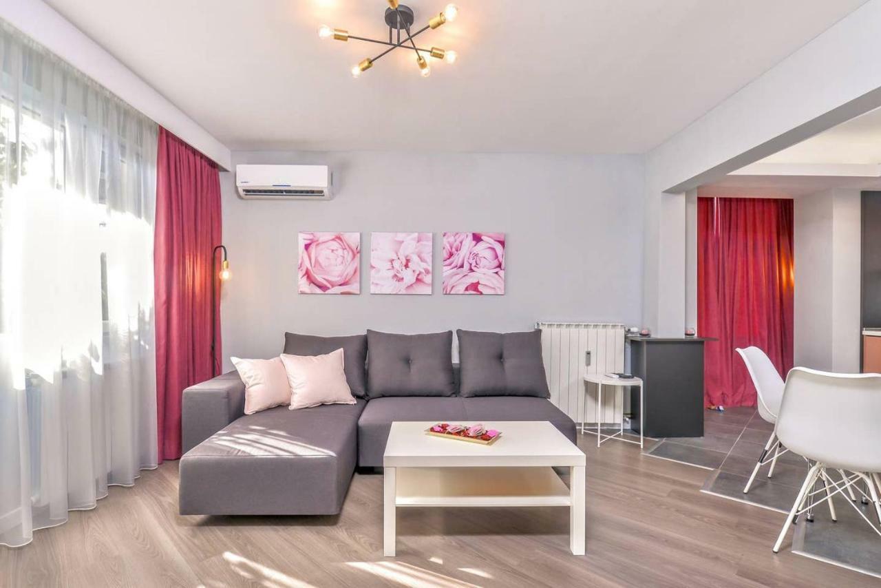 ROSÉ one bedroom designer apartment in city centre Sofia Buitenkant foto