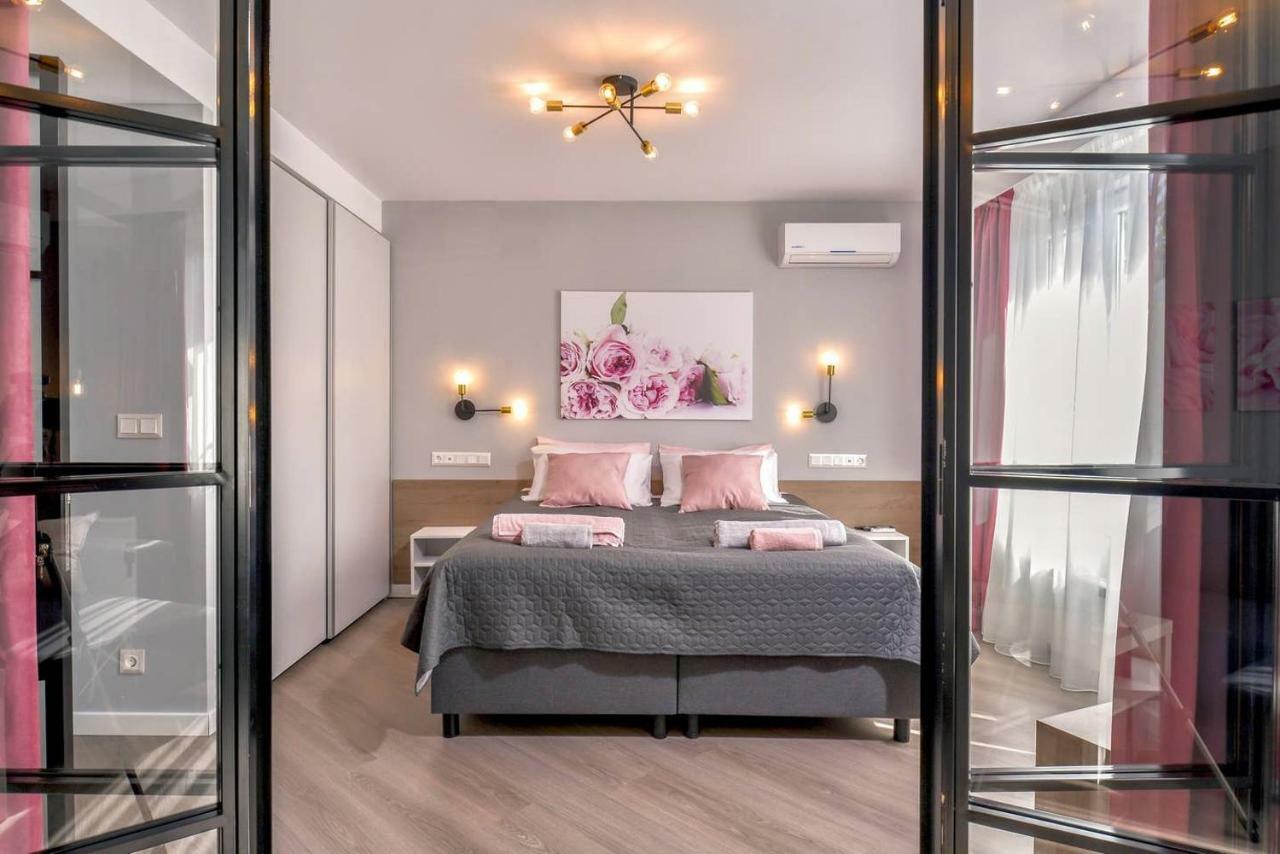 ROSÉ one bedroom designer apartment in city centre Sofia Buitenkant foto