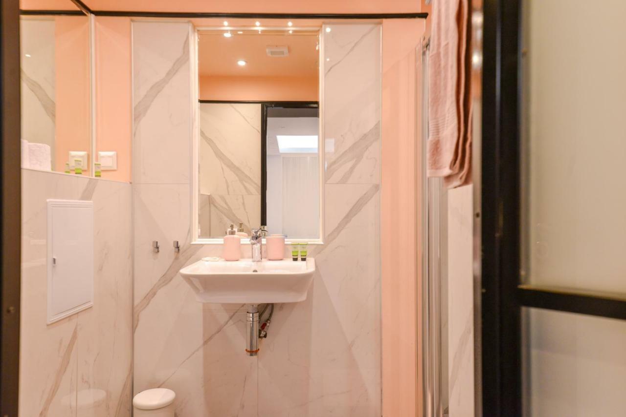 ROSÉ one bedroom designer apartment in city centre Sofia Buitenkant foto